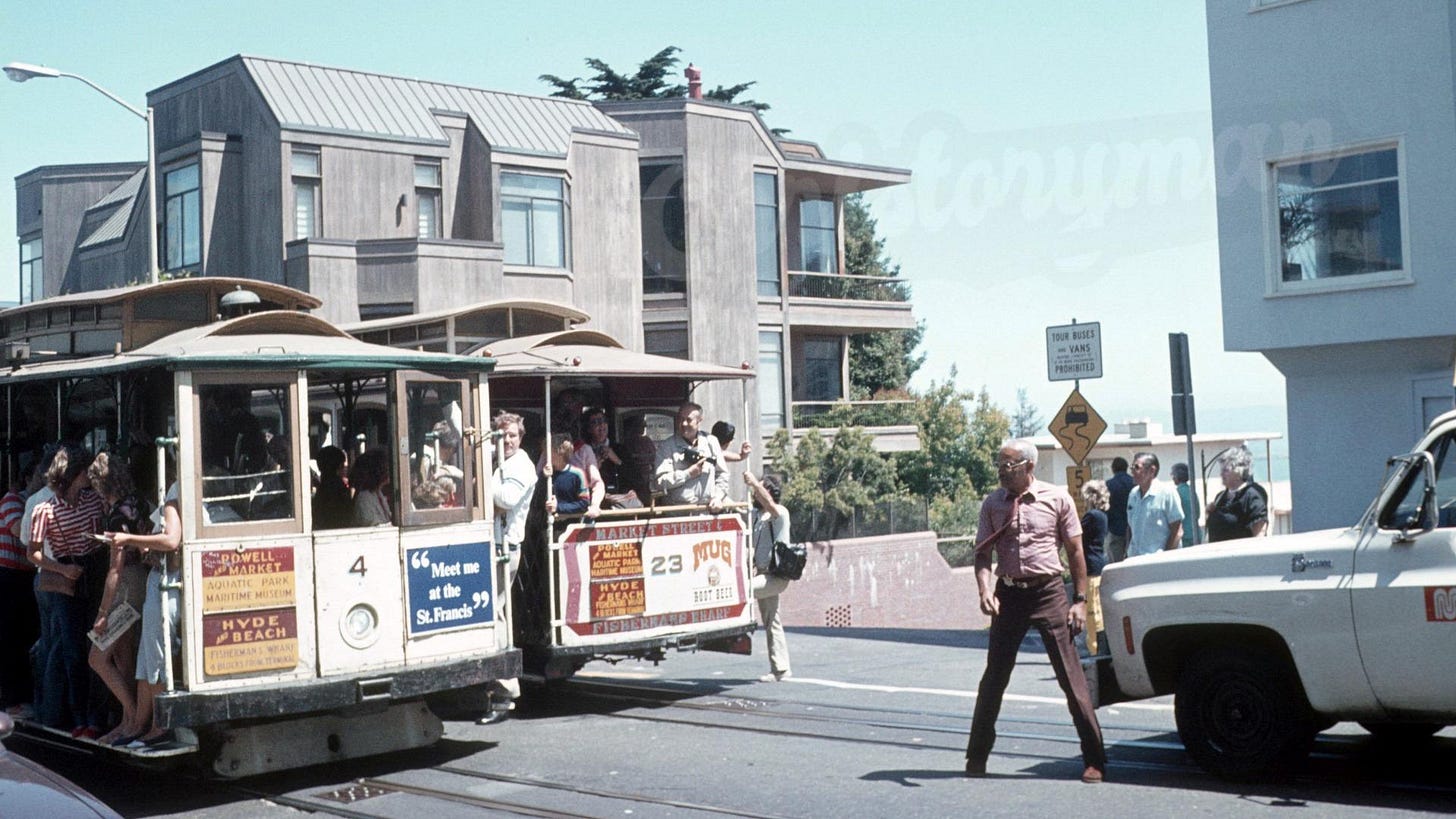 San Francisco, 1981 – Cable cars overcrowded with tourists. A snapshot of pre-digital tourism in the U.S. San Francisco, 1981 – Cable cars overcrowded with tourists. A snapshot of pre-digital tourism in the U.S.