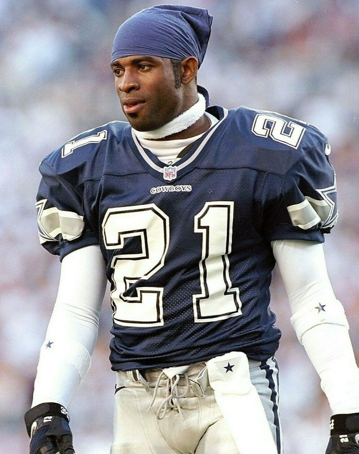 A football player in a blue uniform

Description automatically generated