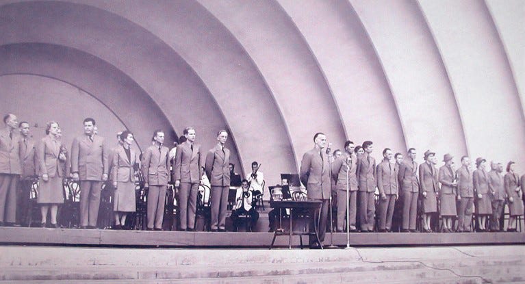 Howard Scott discursa em um comício da Technocracy Inc. no Hollywood Bowl em Los Angeles em 1941. (Technocracyinc.org) Howard Scott discursa em um comício da Technocracy Inc. no Hollywood Bowl em Los Angeles em 1941. (Technocracyinc.org)