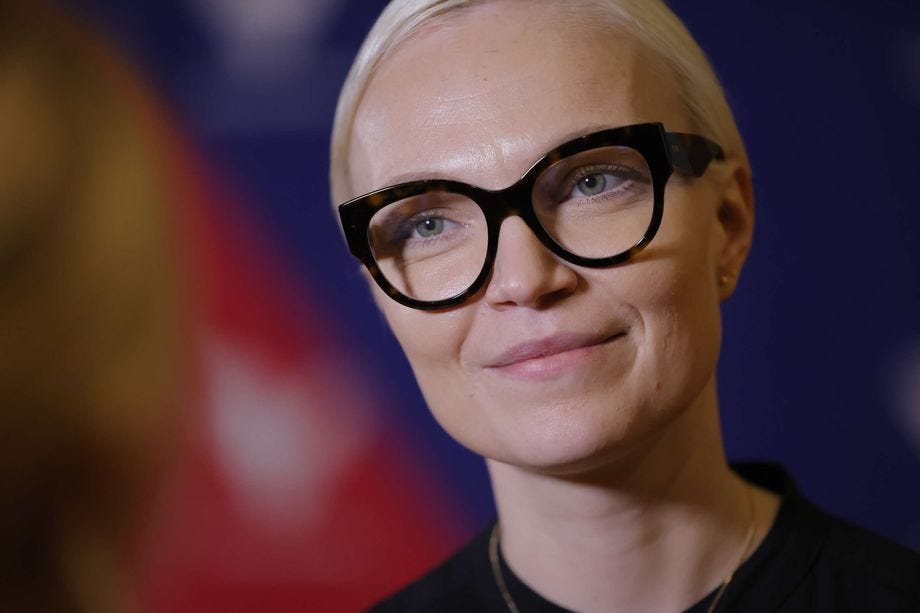 Ironista kyllä, Vasemmistoliiton puheenjohtaja, Koskela, vaikuttaa kuin suoraan eksyneeltä Adolf Hitlerin märästä unesta todelliseen maailmaan — malliesimerkiltä ”arjalaisesta”. Koskela tunnetaan erityisesti ”intersektionaalisen” rotuopin tukemisesta, ja hän on jopa kirjoittanut aiheesta väitöskirjan, jossa väittää, että tummemmat oppilaat tarvitsevat ”mukautettua musiikkiopetusta”. Ironista kyllä, Vasemmistoliiton puheenjohtaja, Koskela, vaikuttaa kuin suoraan eksyneeltä Adolf Hitlerin märästä unesta todelliseen maailmaan — malliesimerkiltä ”arjalaisesta”. Koskela tunnetaan erityisesti ”intersektionaalisen” rotuopin tukemisesta, ja hän on jopa kirjoittanut aiheesta väitöskirjan, jossa väittää, että tummemmat oppilaat tarvitsevat ”mukautettua musiikkiopetusta”.