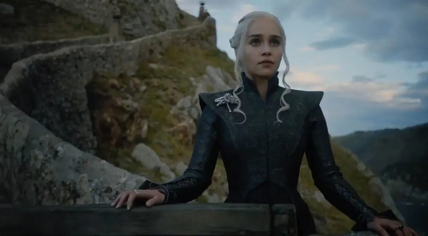 Daenerys Targaryen observando de uma muralha. Daenerys Targaryen observando de uma muralha.