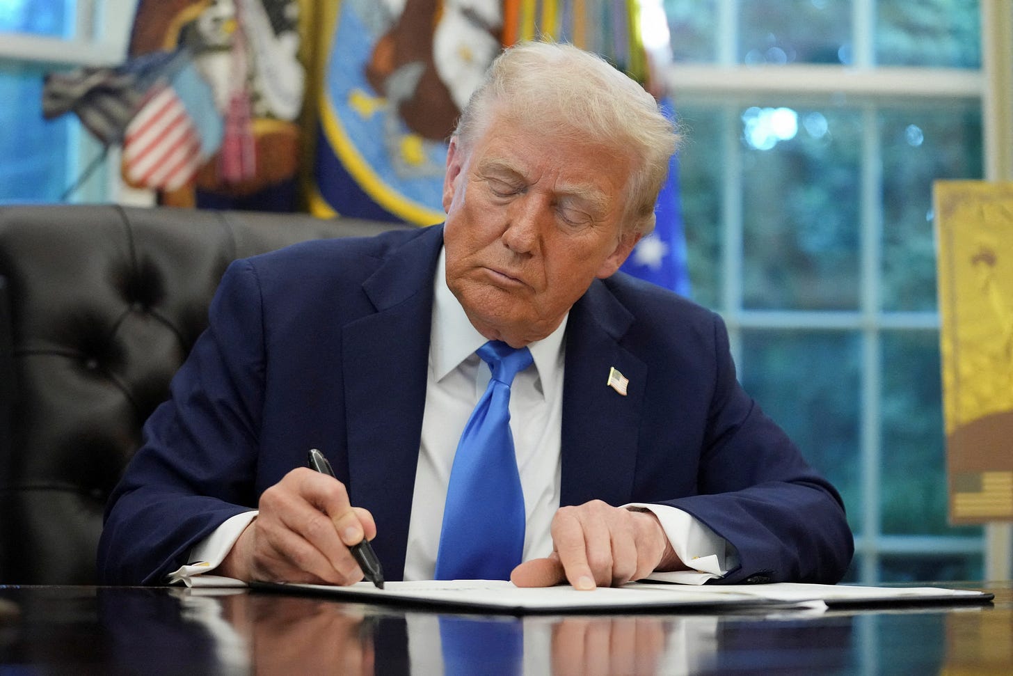 U.S. President Donald Trump signs an executive order in the Oval Office at the White House in Washington U.S. President Donald Trump signs an executive order in the Oval Office at the White House in Washington