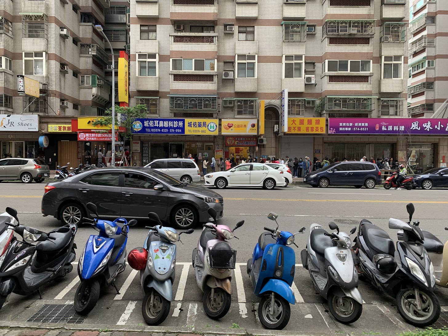 新竹民眾排隊購買醫療口罩|來源:Tbatb / Wikimedia Commons(CC BY-SA 4.0) 新竹民眾排隊購買醫療口罩|來源:Tbatb / Wikimedia Commons(CC BY-SA 4.0)