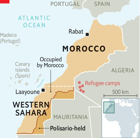 Una mappa politica che mostra il Marocco e il Sahara occidentale, con i paesi confinanti Portogallo, Spagna, Algeria e Mauritania. La capitale del Marocco, Rabat, è indicata, così come Laayoune nel Sahara occidentale. L'area del Sahara occidentale è suddivisa in "Occupied by Morocco" (Occupato dal Marocco) e "Polisario-held" (Controllato dal Polisario). Sono indicate anche le Isole Canarie (Spagna) e Madeira (Portogallo) nell'Oceano Atlantico. Sono segnati anche dei campi profughi. Un riquadro più piccolo in basso a destra mostra la posizione della regione all'interno dell'Africa.