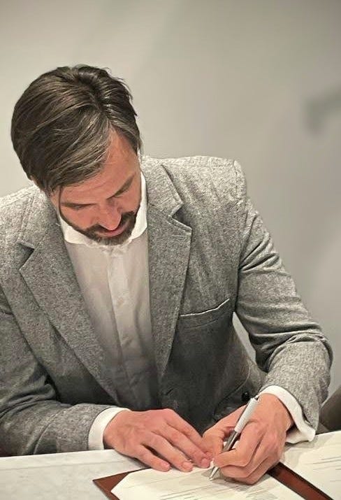 Signing Underhand 022 - The Sinister Hand: Unravelling the History of Left-Handedness