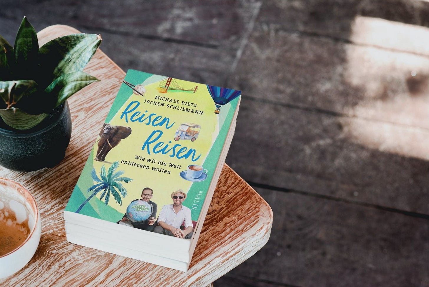 Reisen Reisen – Wie wir die Welt entdecken wollen Bild vom Buch auf einem Kaffeetisch, die Sonne scheint. Titelbild zur Communityfolge Reisen Reisen – Wie wir die Welt entdecken wollen Bild vom Buch auf einem Kaffeetisch, die Sonne scheint. Titelbild zur Communityfolge