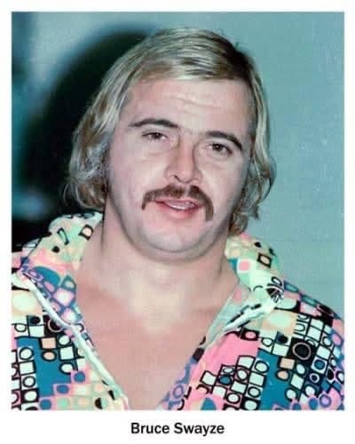 May be an image of one or more people and text that says 'bo yUK UK お 加olo Bruce Swayze' May be an image of one or more people and text that says 'bo yUK UK お 加olo Bruce Swayze'
