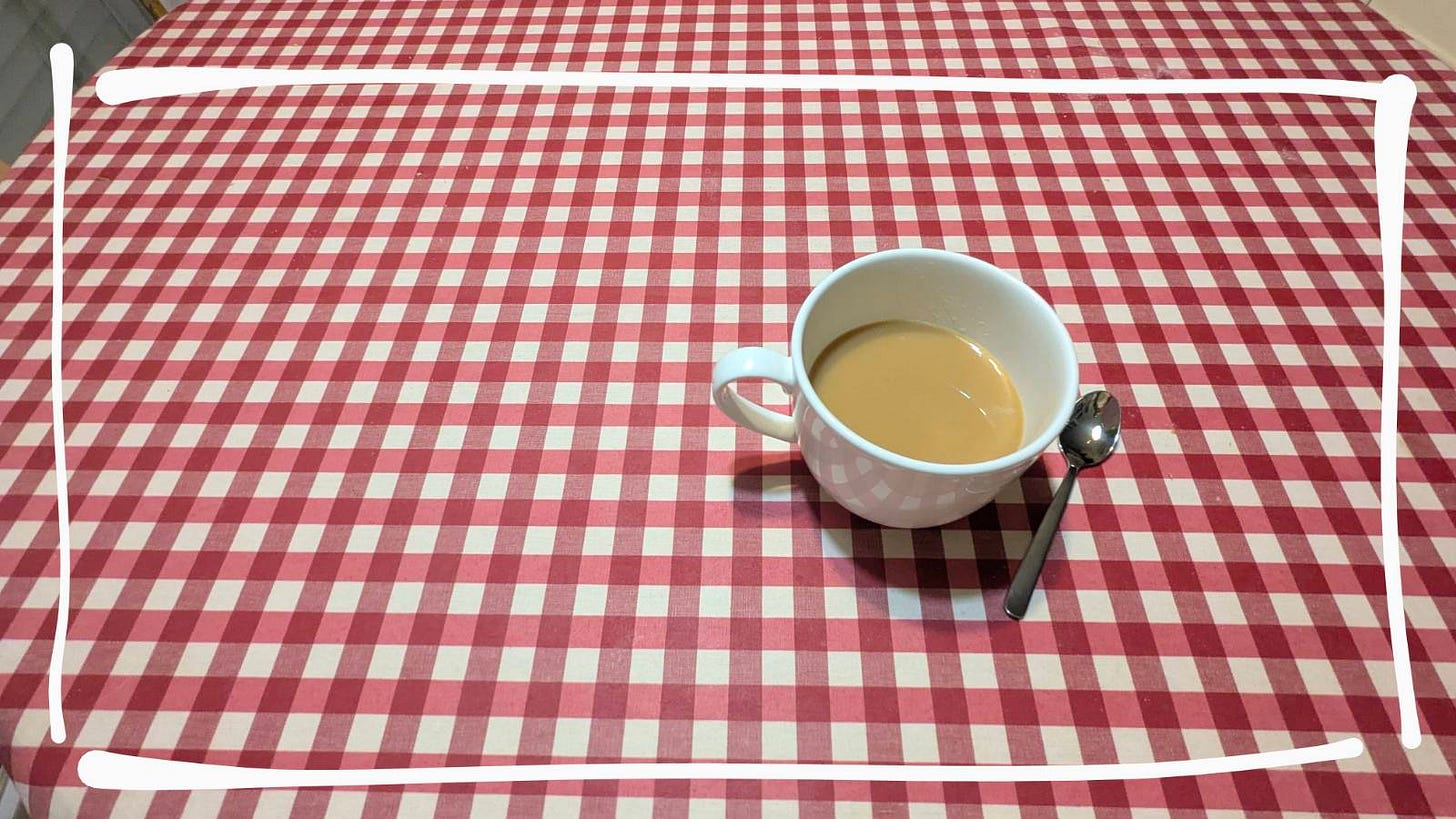 mi taza de café en la mesa de mi cocina