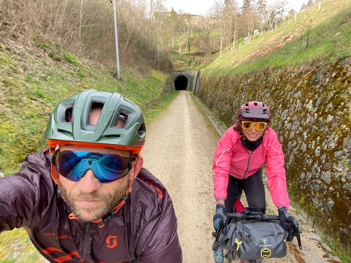 Couple a velo a la sortie d'une tunnel de la voie verte en ardeche