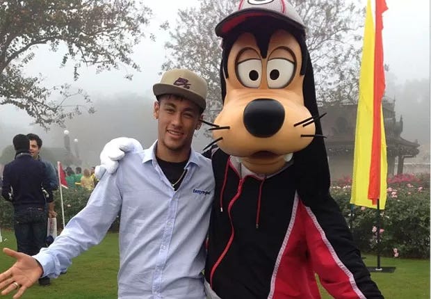 Na foto, o craque Neymar posando com o torcedor brasileiro.