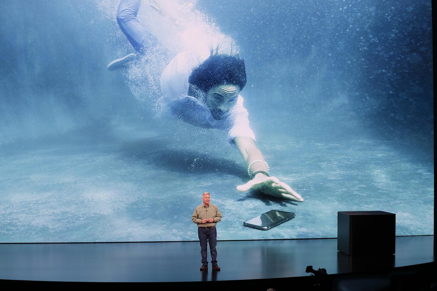 iphone xs waterproof in pool man iphone xs waterproof in pool man