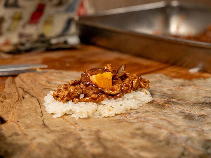 wrapping glutinous rice 