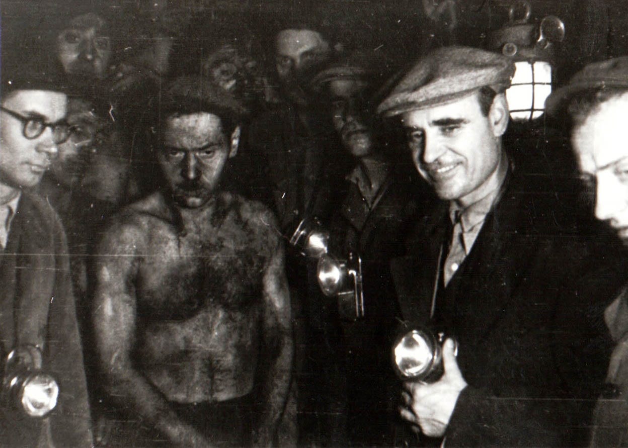 1944-11-23_Foto DA152_Gheorghe Gheorghiu-Dej – muncitorii mineri in minele de la Petrila