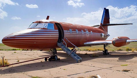 Interior y exterior del jet privado de Elvis, que ha sido subastado por 242.000 euros.
