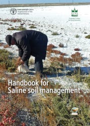 Couverture du Manuel d'agriculture salin de la FAO représentant un homme sur une pelouse au milieu d'un désert de sel