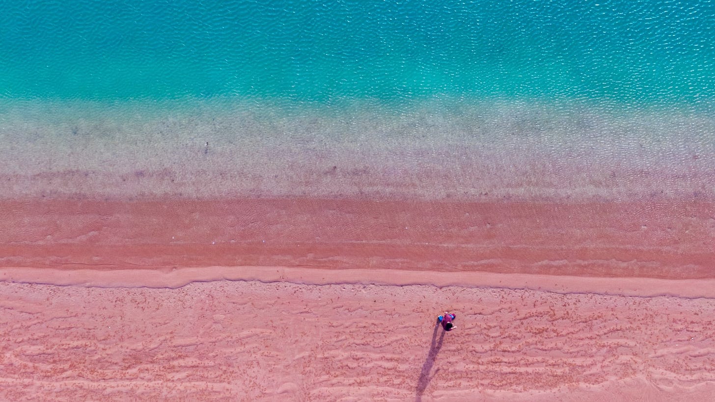 شيء عجيب".. سعودي يندهش بمنطقة رأس الشيخ حميد بالسعودية ولون رمالها - CNN  Arabic