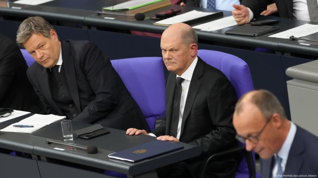 Bundeskanzler Olaf Scholz (Mitte) und Bundeswirtschaftsminister Robert Habeck blicken auf den Oppositionsführer Friedrich Merz (CDU) im Deutschen Bundestag