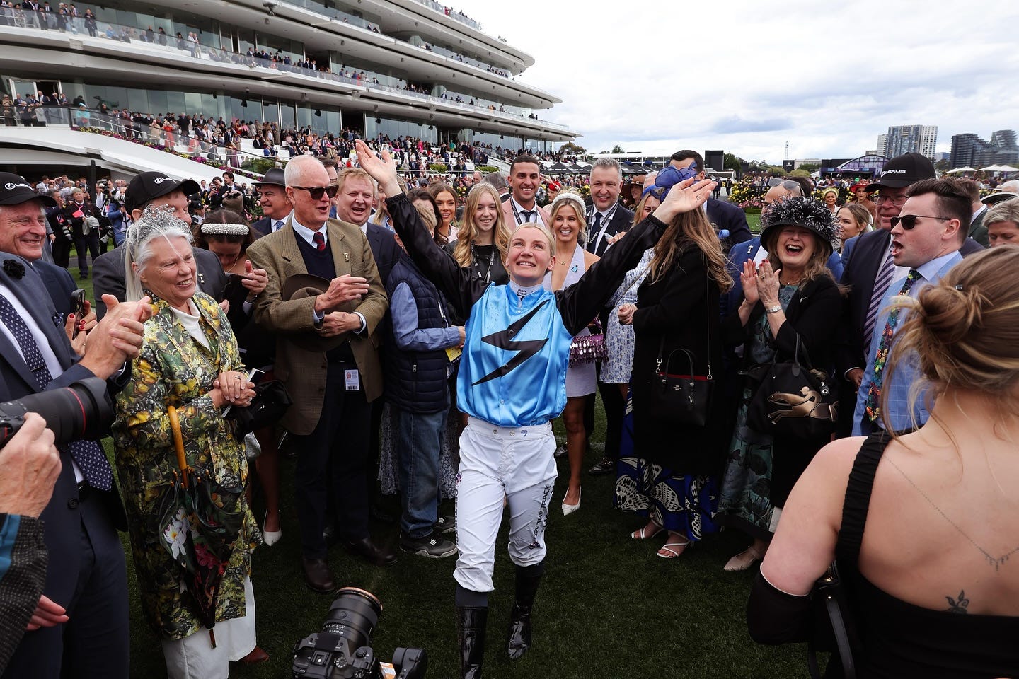 Lehet, hogy egy kép erről: tömeg és szöveg