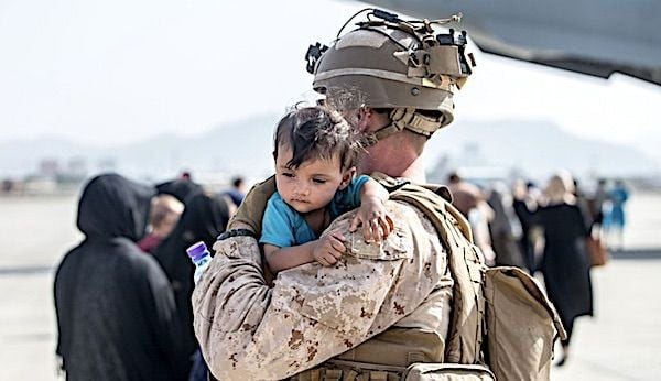 Um fuzileiro naval acalma uma criança durante uma evacuação no Aeroporto Internacional Hamid Karzai, Cabul, Afeganistão, em 21 de agosto de 2021. (Foto do Corpo de Fuzileiros Navais dos EUA pelo Sargento Samuel Ruiz) Um fuzileiro naval acalma uma criança durante uma evacuação no Aeroporto Internacional Hamid Karzai, Cabul, Afeganistão, em 21 de agosto de 2021. (Foto do Corpo de Fuzileiros Navais dos EUA pelo Sargento Samuel Ruiz)