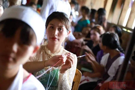 ကေအဲန်ယူတပ်မဟာ ၆ ထဲက လက်ချည်မင်္ဂလာပွဲတစ်ပွဲ။ ဓါတ်ပုံ - Mawkun Magazine
