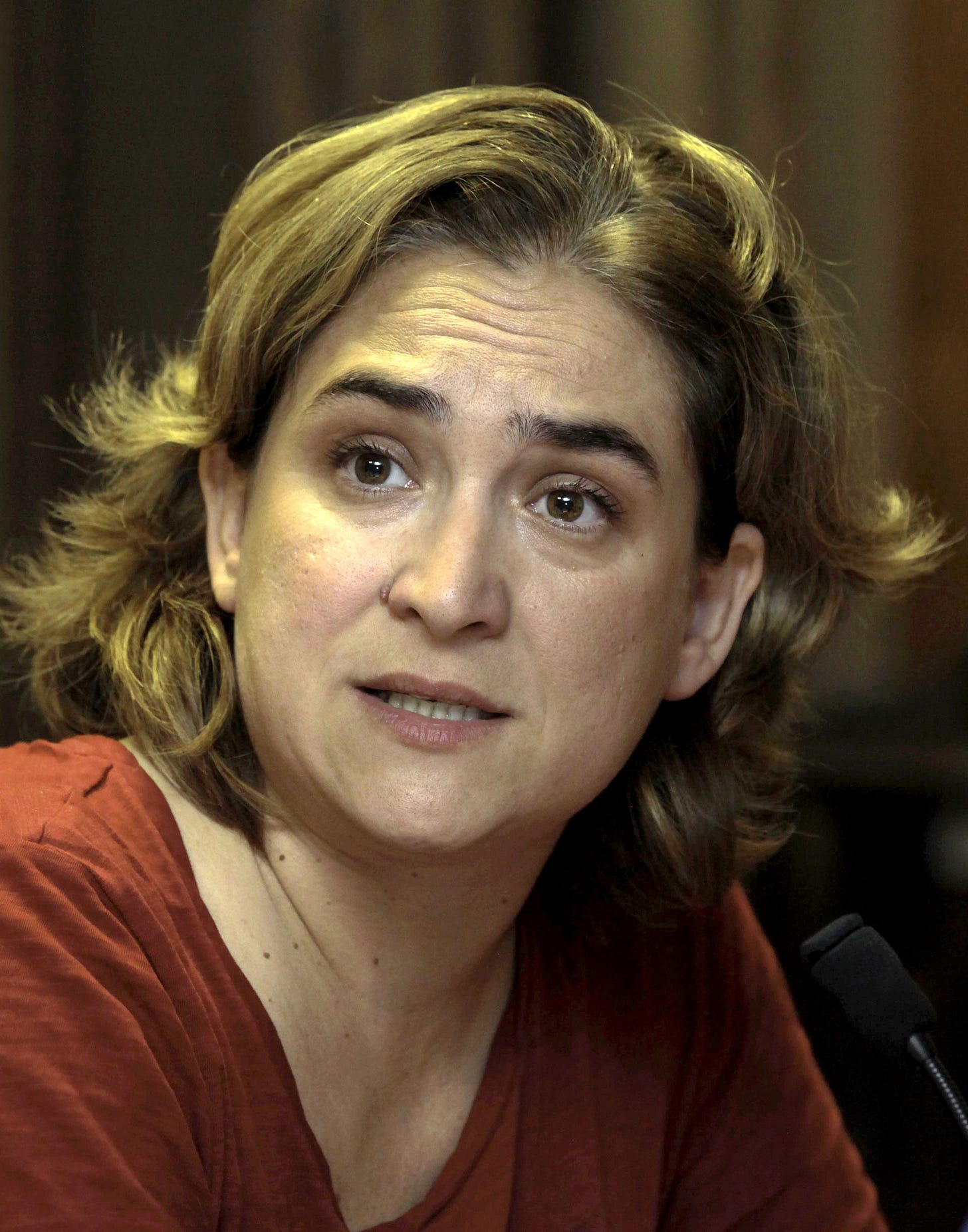 File:Barcelona, rueda de prensa con Ada Colau (cropped)