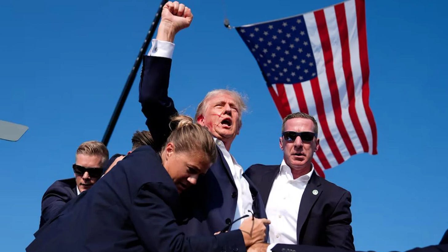 El héroe, la sangre, la bandera: la foto del atentado de Trump que ganará  un premio y puede darle la Presidencia