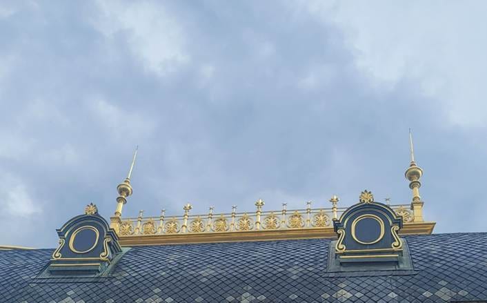 A building with a blue roof

AI-generated content may be incorrect.