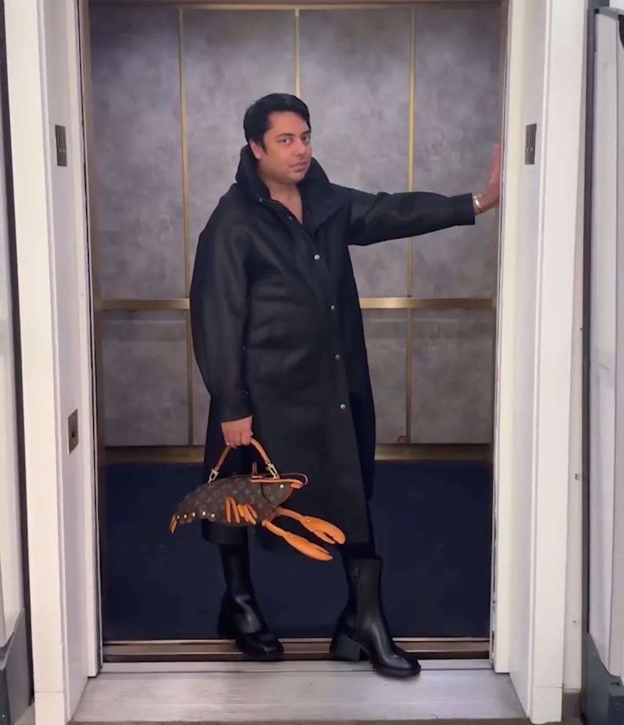 Steamer Wearable Wallet, image size:1284x1492