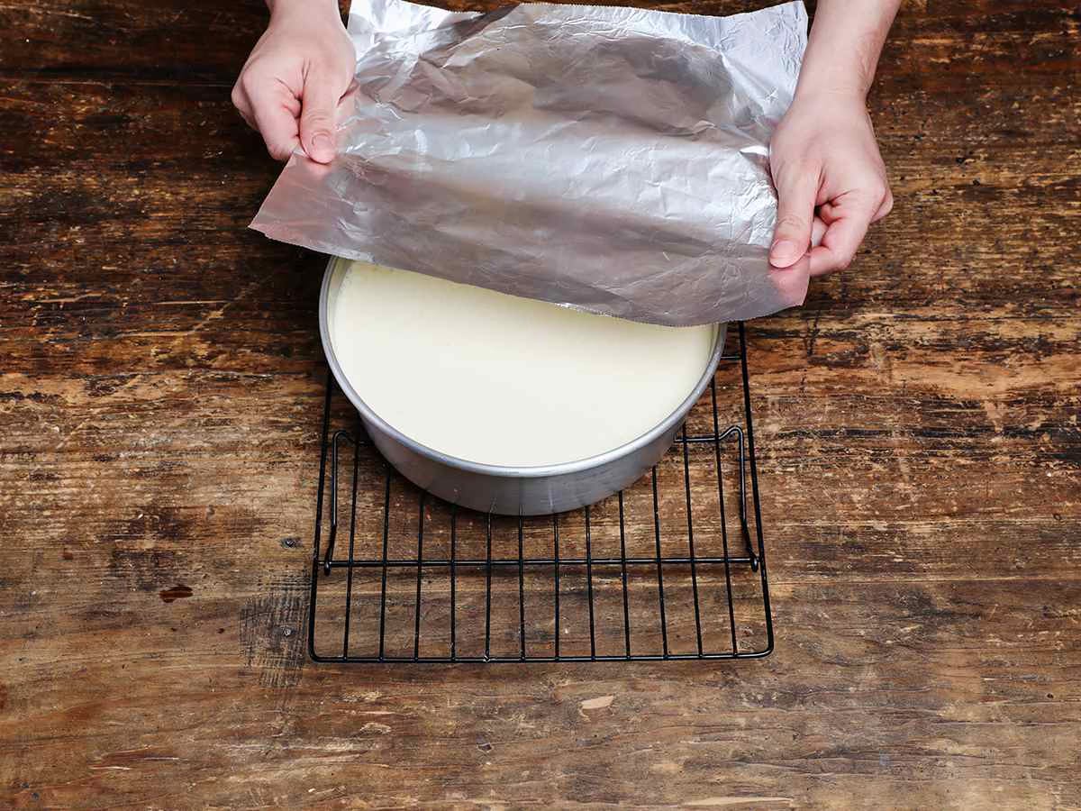 covering baking pan with aluminum foil covering baking pan with aluminum foil