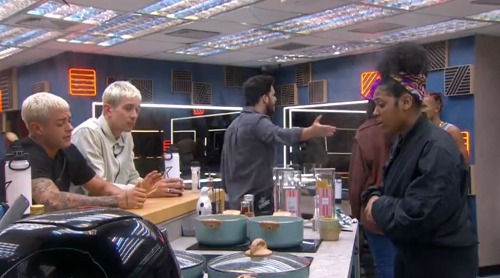 participantes do estrela da casa conversando na cozinha da casa