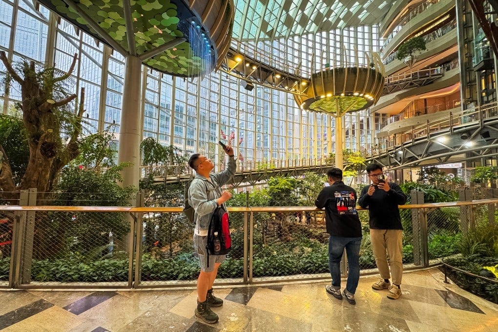 Os visitantes desfrutam do interior exuberante e futurista do The Ring Shopping Park, em Chongqing, um dos muitos novos empreendimentos na China que combinam comércio varejista com amplas áreas verdes e características arquitetônicas únicas. Foto: Getty Images