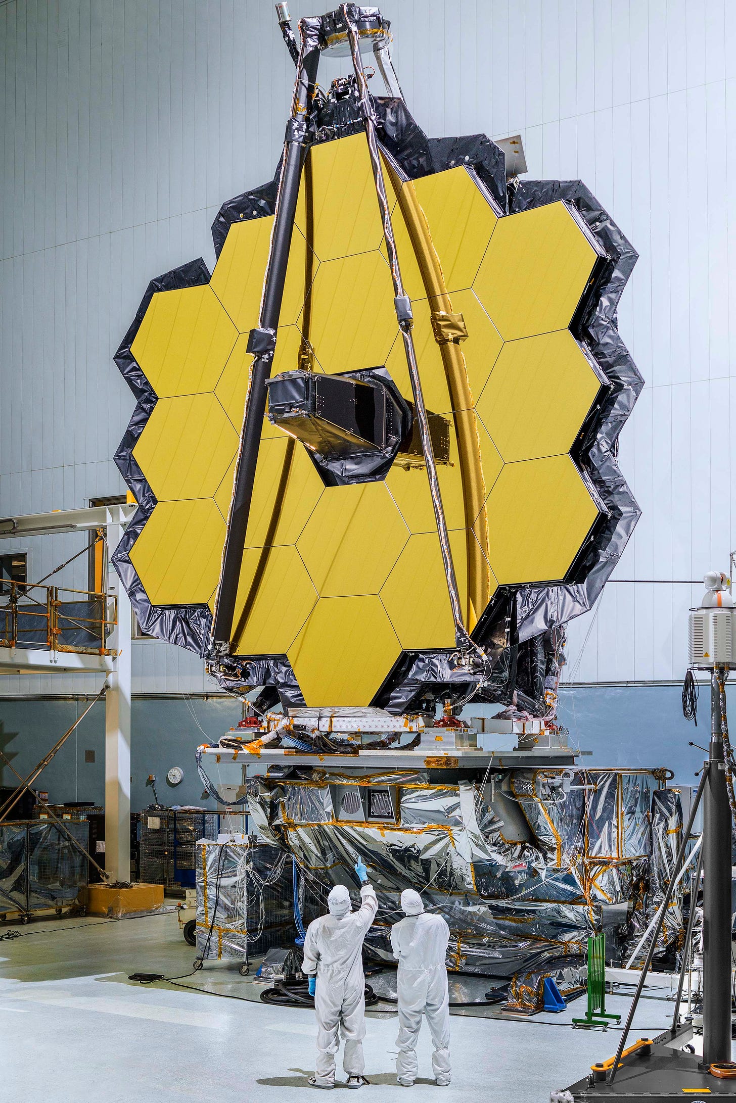 ဖိုင်:James Webb Space Telescope Mirrors Will Piece Together Cosmic Puzzles  (30108124923).jpg - ဝီကီပီးဒီးယား