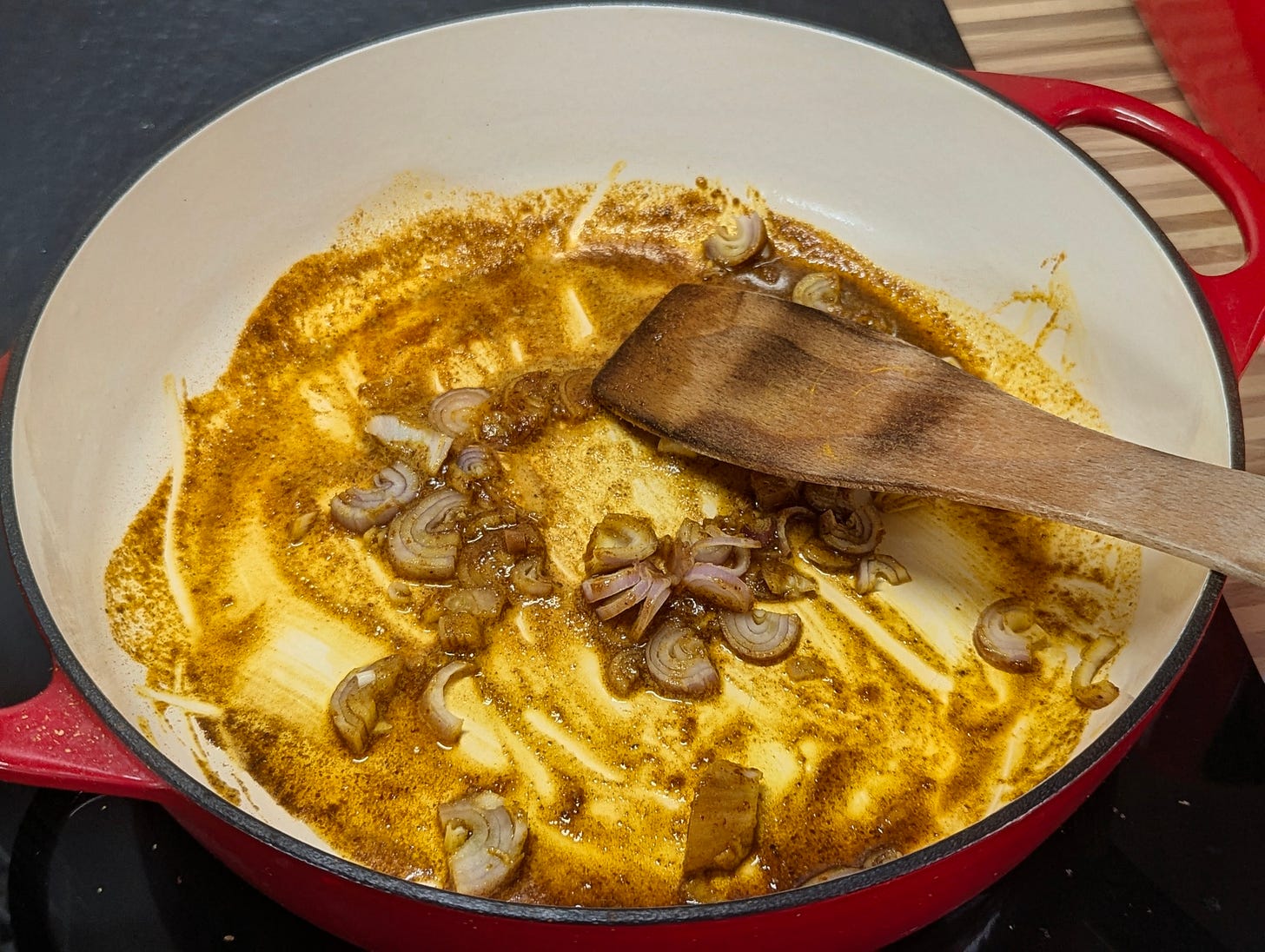 Currypulver und Zwiebeln in der Pfanne Currypulver und Zwiebeln in der Pfanne