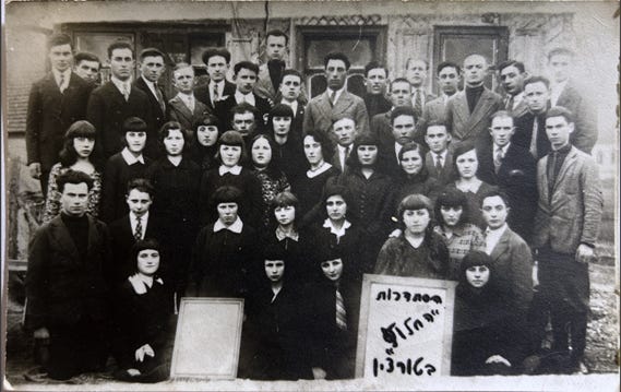 A group of people posing for a photo

AI-generated content may be incorrect.
