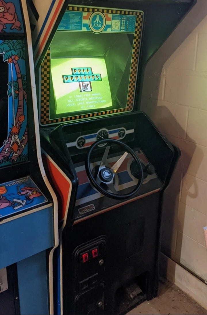 El gabinete del juego, con volante, palanca de cambios y acelerador. Foto: Reddit (r/arcade, usuario: buckbrow) El gabinete del juego, con volante, palanca de cambios y acelerador. Foto: Reddit (r/arcade, usuario: buckbrow)
