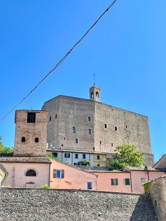 Vista della Rocca di Montefiore dal basso e ingresso al castello. Sotto la Rocca Malatestiana di Mondaino e l'ingresso alle fosse Malatestiane