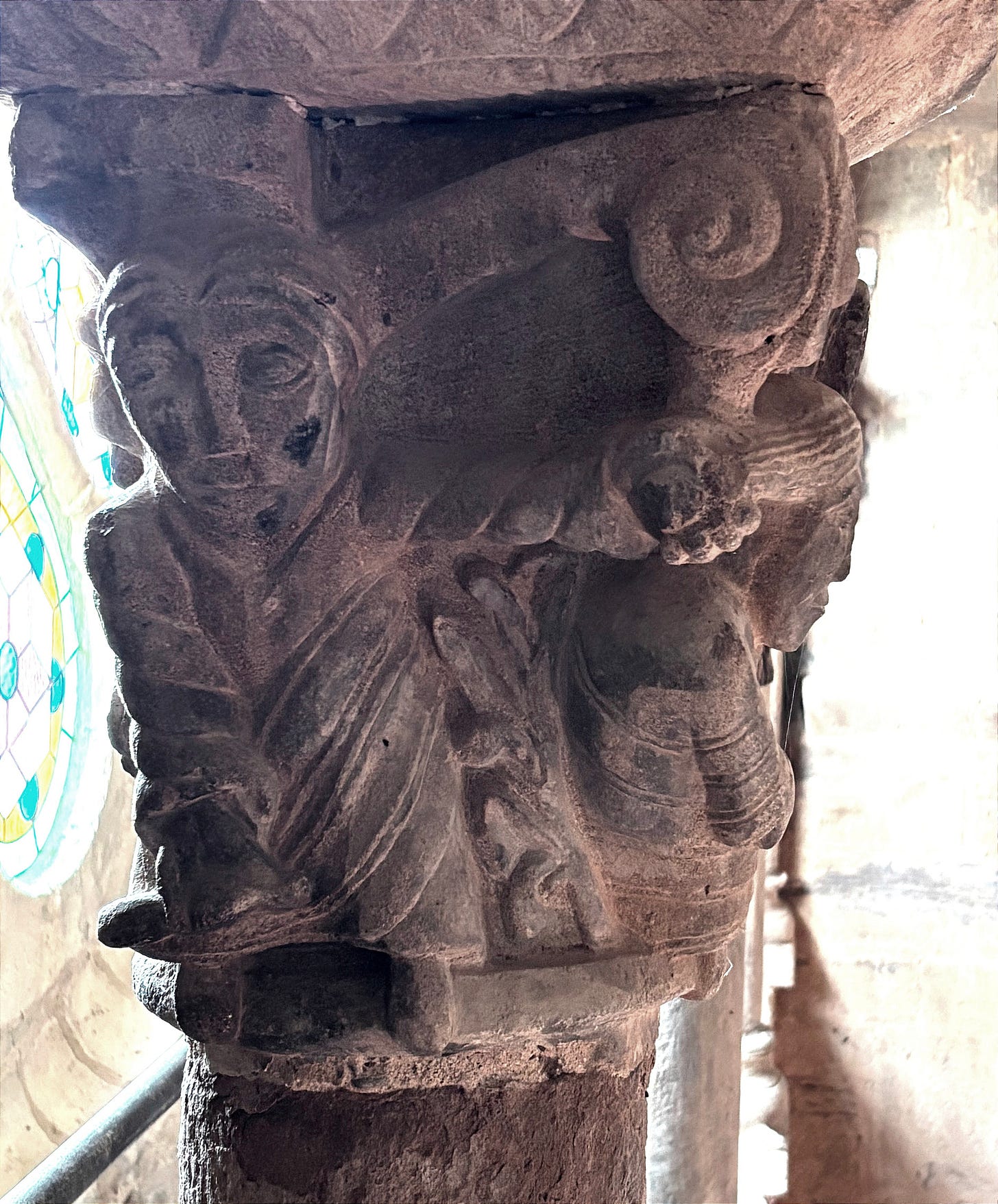 Figura humana vestida amb túnica i que porta una mena de garrot a la mà dreta, agafa pels cabells a una altra personatge. Capitell de la galeria de l'església de Santa Maria de Covet, Montsec de Rúbies (o de Meià). Isona i Conca Dellà. Pallars Jussà, Lleida. Catalunya. Figura humana vestida amb túnica i que porta una mena de garrot a la mà dreta, agafa pels cabells a una altra personatge. Capitell de la galeria de l'església de Santa Maria de Covet, Montsec de Rúbies (o de Meià). Isona i Conca Dellà. Pallars Jussà, Lleida. Catalunya.