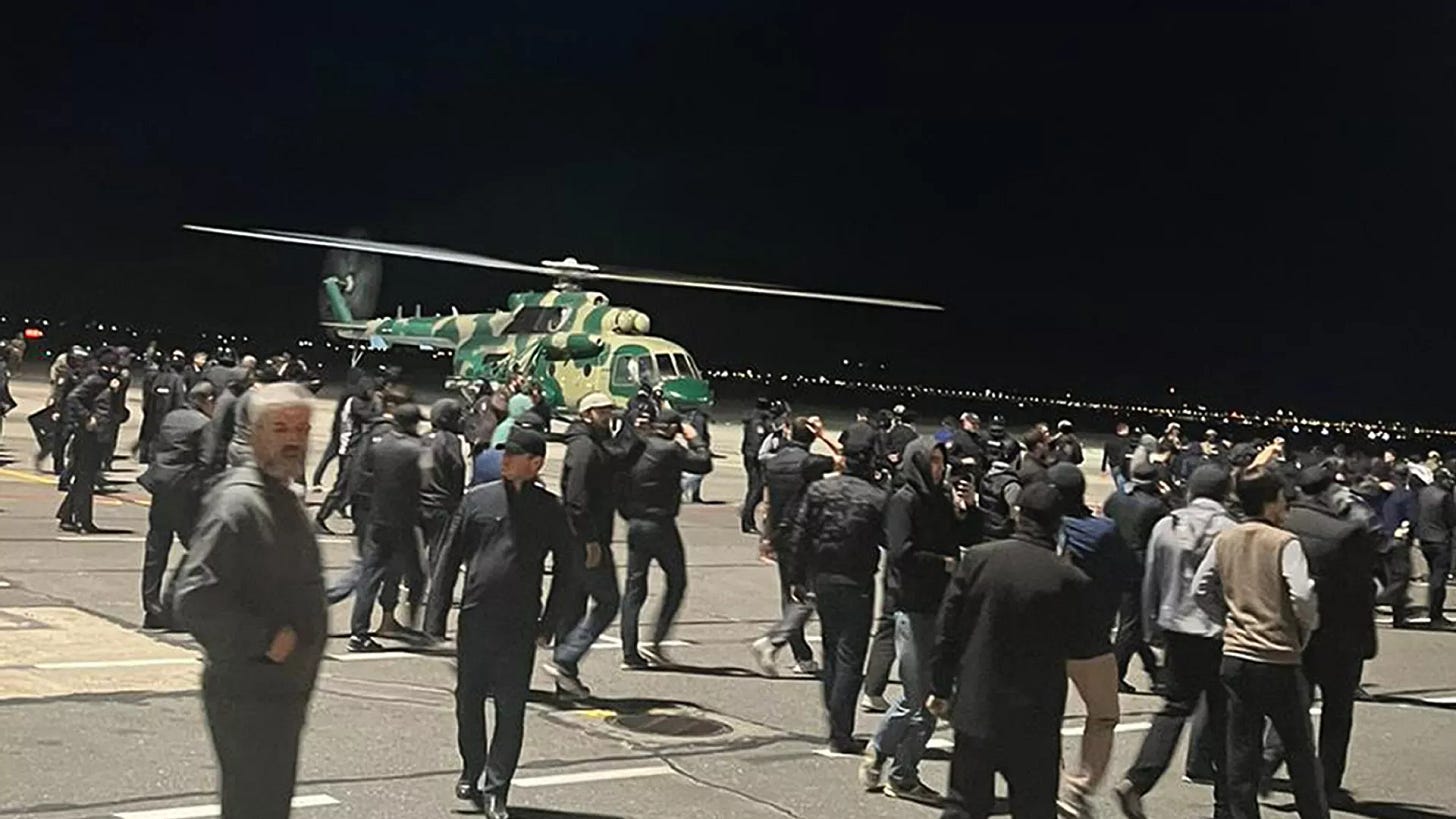 A crowd that forced its way to an airfield of the airport in Makhachkala, Russia, Monday, Oct. 30, 2023, to protest the arrival of an airliner coming to Dagestan from Tel Aviv, Israel - Sputnik International, 1920, 30.10.2023 A crowd that forced its way to an airfield of the airport in Makhachkala, Russia, Monday, Oct. 30, 2023, to protest the arrival of an airliner coming to Dagestan from Tel Aviv, Israel - Sputnik International, 1920, 30.10.2023