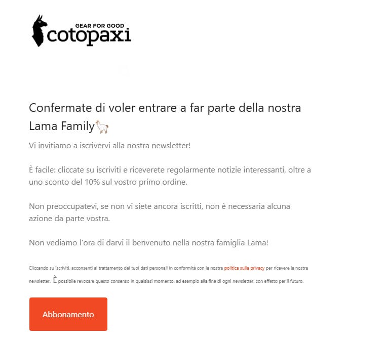 Pagina web di Cotopaxi per l'iscrizione alla newsletter. In alto è visibile il logo Cotopaxi con uno stemma di lama. Il titolo principale recita "Confermate di voler entrare a far parte della nostra Lama Family 🦙". Il corpo del testo invita all'iscrizione per ricevere notizie e un "sconto del 10% sul vostro primo ordine". Sottolinea che non è necessaria alcuna azione se non si è iscritti. Include una nota legale sulla privacy e la possibilità di revocare il consenso. In fondo, un grande pulsante arancione recita "Abbonamento".