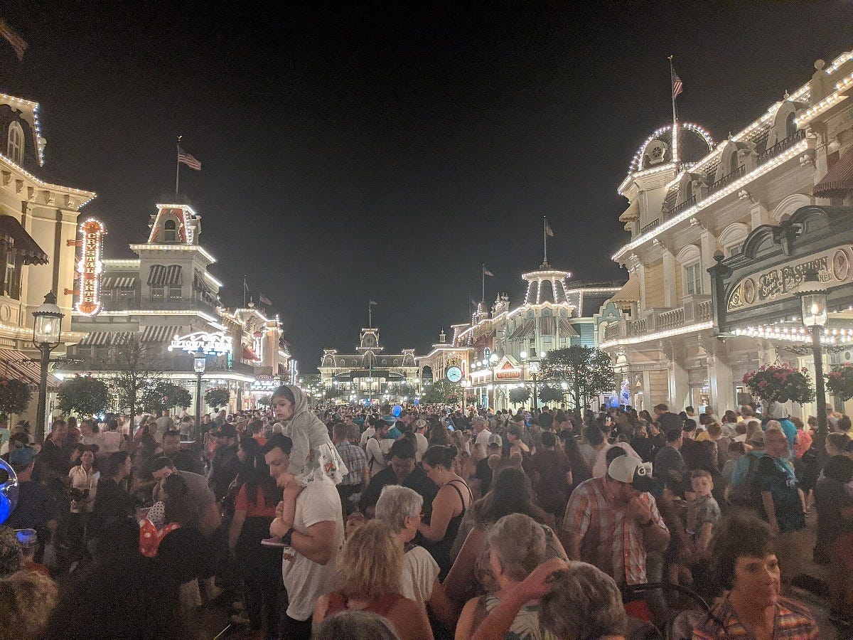 Guests on Main Street, U.S.A., at Magic Kingdom. Image: Eden, Janine and Jim via Wikimedia Commons