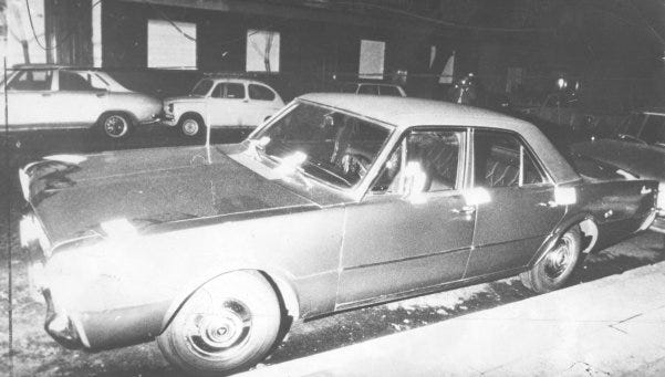 El Dodge Polara donde los hermanos guardaron los cuerpos. Unos chicos notaron que del baúl caía un hilo de sangre y así fue descubierto el crimen.