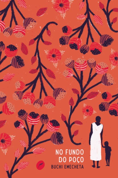 A capa do livro apresenta um fundo vibrante na cor laranja-coral, quase inteiramente preenchido por uma ilustração botânica estilizada, composta por galhos pretos sinuosos que sustentam flores e frutos arredondados com detalhes em rosa, vermelho e listras brancas, além de pétalas soltas que flutuam pela composição. No canto inferior direito, destacam-se as silhuetas de uma mulher negra vestindo um longo vestido branco e de uma criança pequena inteiramente escura, que caminha de mãos dadas com ela. Próximo a essa dupla, na parte inferior central, estão dispostos os textos informativos da obra: o título "NO FUNDO DO POÇO" aparece em letras maiúsculas brancas, posicionado logo acima do nome da autora, "BUCHI EMECHETA", que está escrito em uma fonte amarela de tamanho ligeiramente menor.