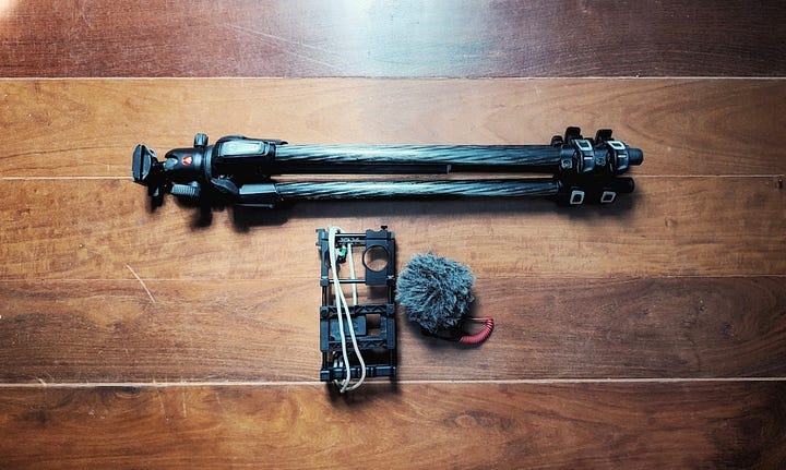 as fotos mostram a evolução que tive durante a viagem de celulares: de um mundaréu de equipamento, para um tripé, um celular e um mic