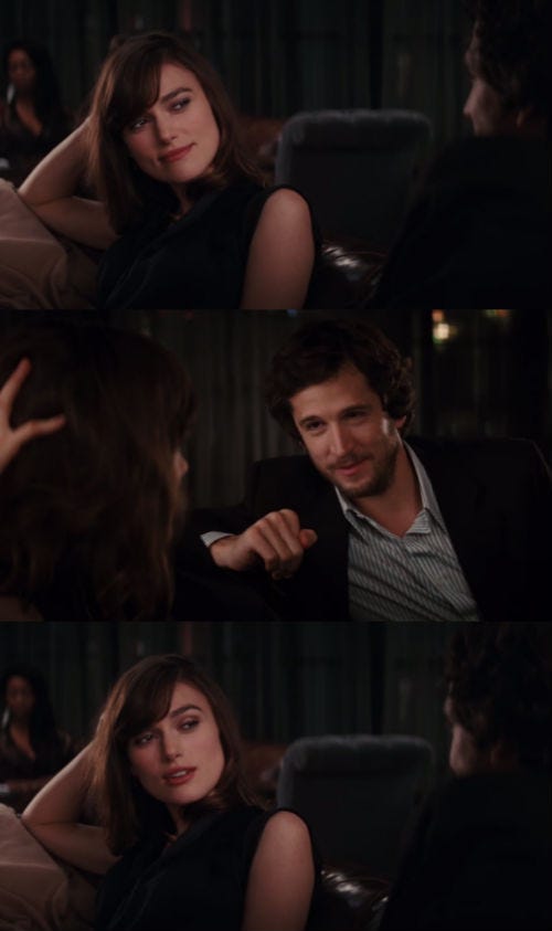cena do filme last night 2010 - keira knightley, atriz branca cabelos e olhos escuros olhando com desejo o ator guillaume canet, branco, cabelo castanho, olho verde, que a olha com olhar apaixonado