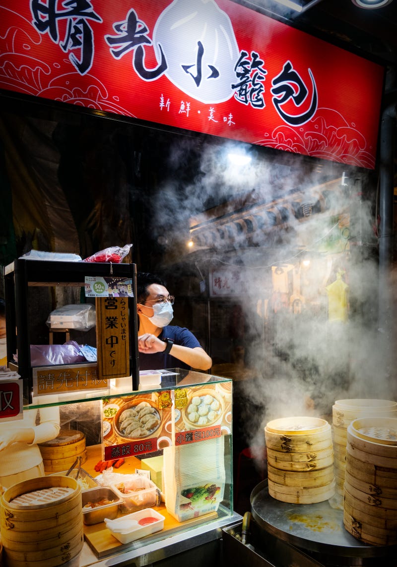 Steam billows from bamboo steamers at Qingguang Xiaolongbao 晴光小籠包 at Taipei's Shuangcheng jie 雙城街 night market Steam billows from bamboo steamers at Qingguang Xiaolongbao 晴光小籠包 at Taipei's Shuangcheng jie 雙城街 night market