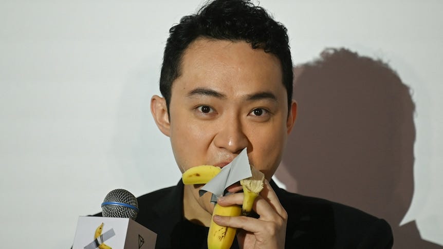 Cryptocurrency entrepreneur Justin Sun eats $9.5 million banana artwork  Comedian by Maurizio Cattelan - ABC News