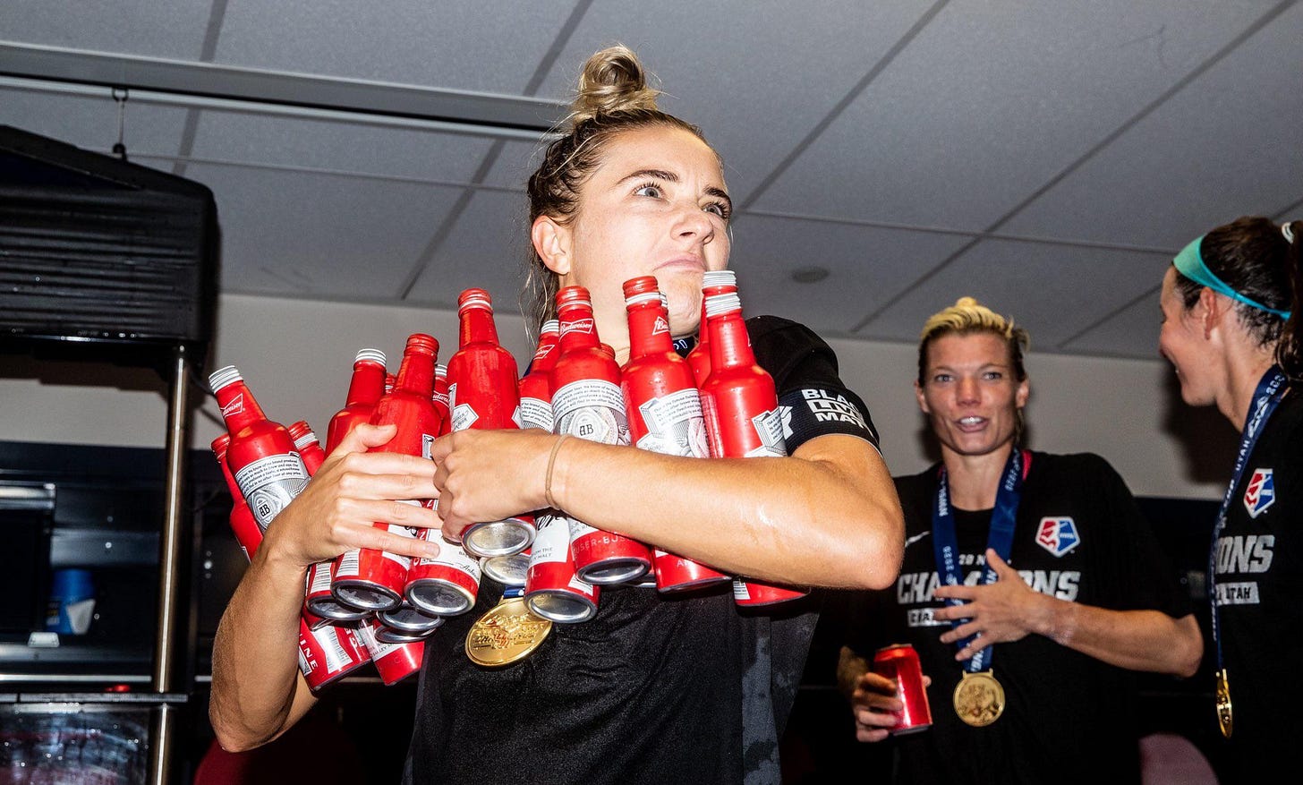 r/NWSL - Kristie Mewis holding a lot of beer