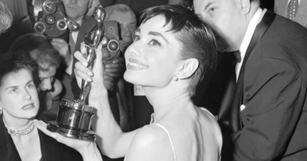 Audrey Hepburn con un Oscar Audrey Hepburn con un Oscar