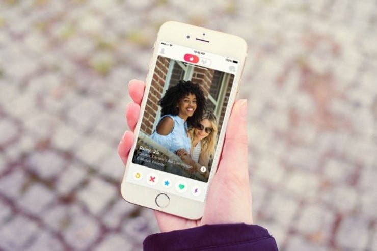 Tinder app iphone hand