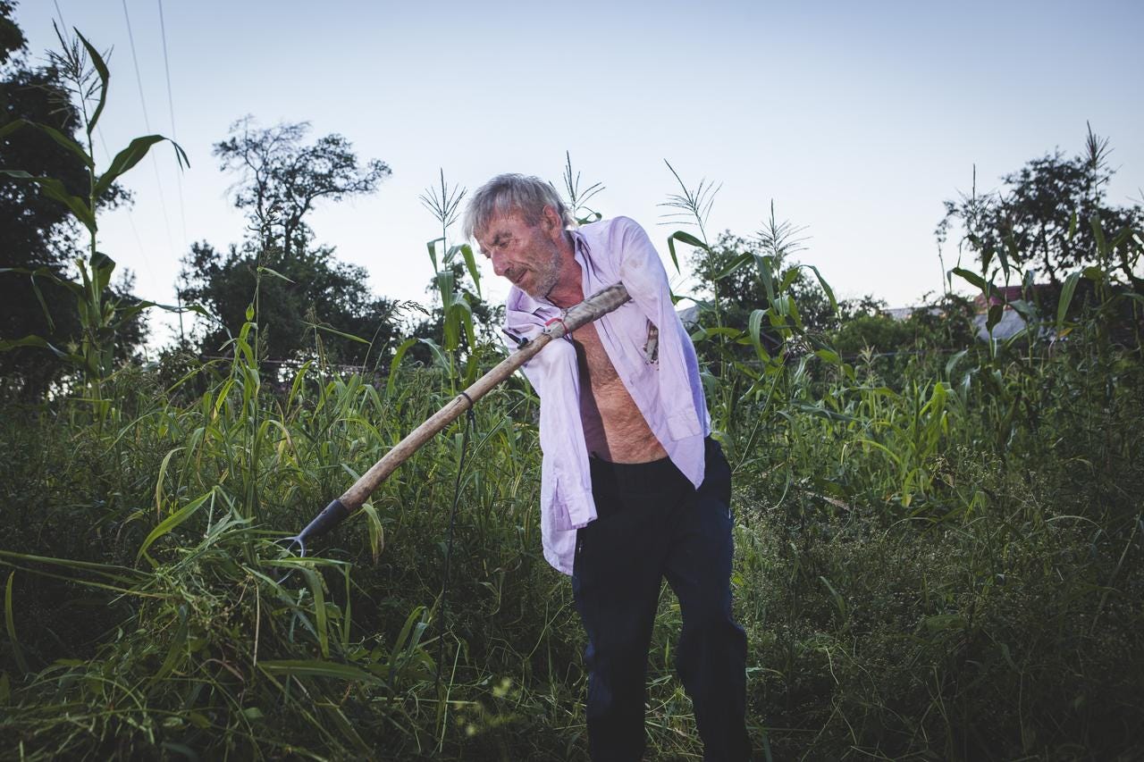 Szuhányi demonstrates how one of his custom-made tools is used.